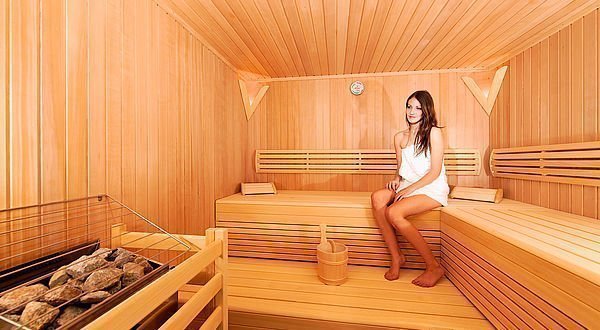 Frau sitzend in der Sauna 