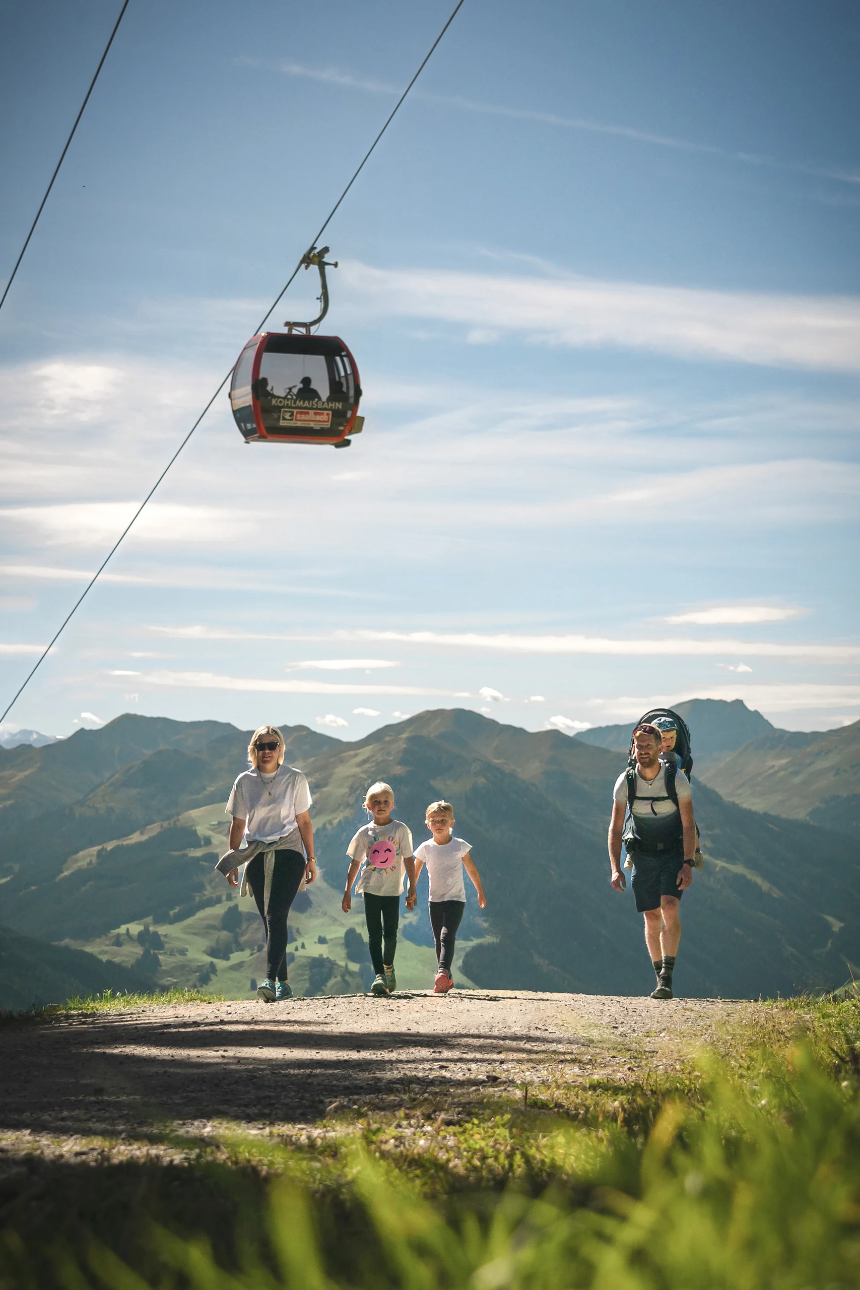 Familie an einer Gondelstation im Sommer