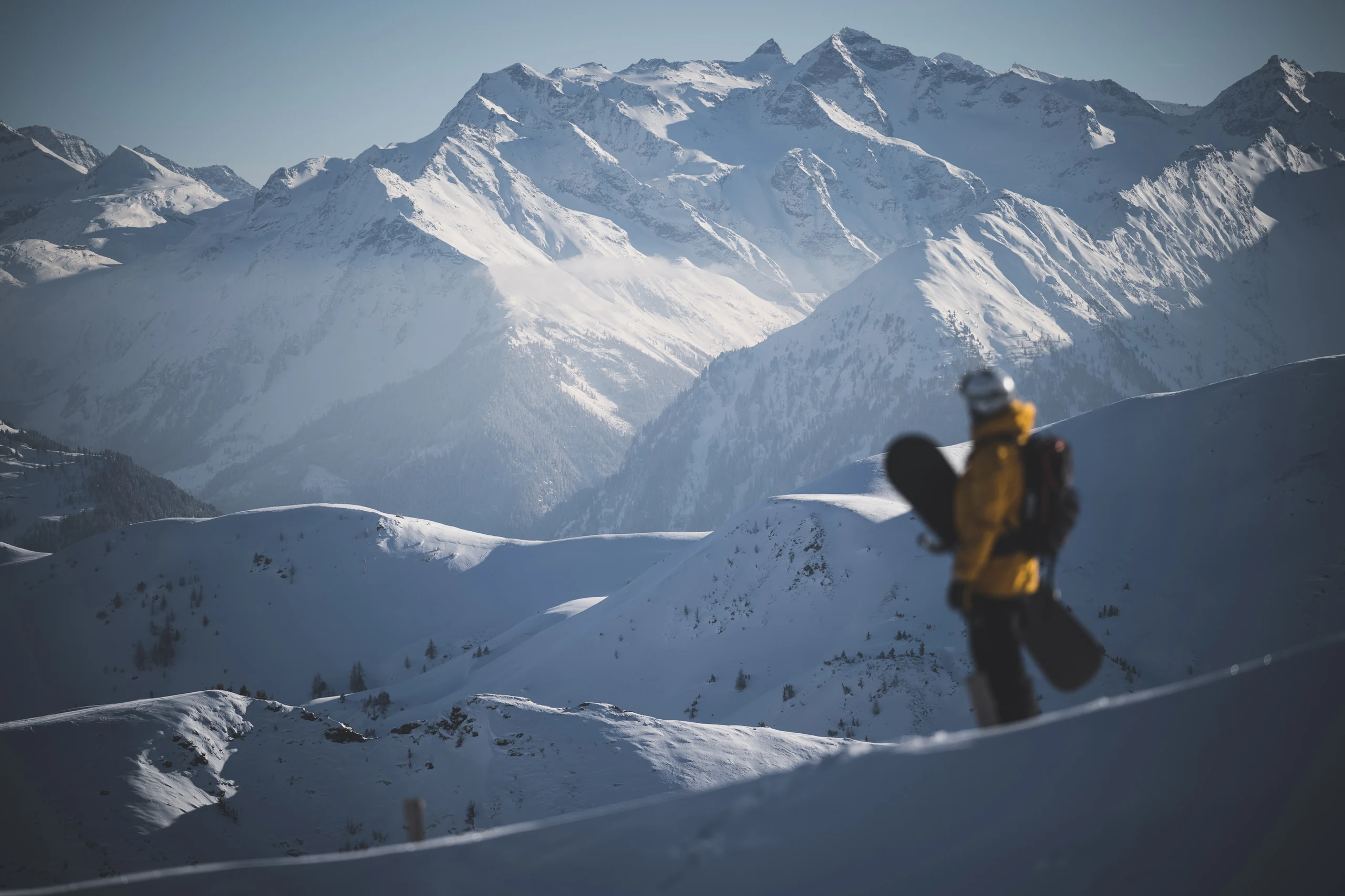Snowboarder am verschneiten Hang