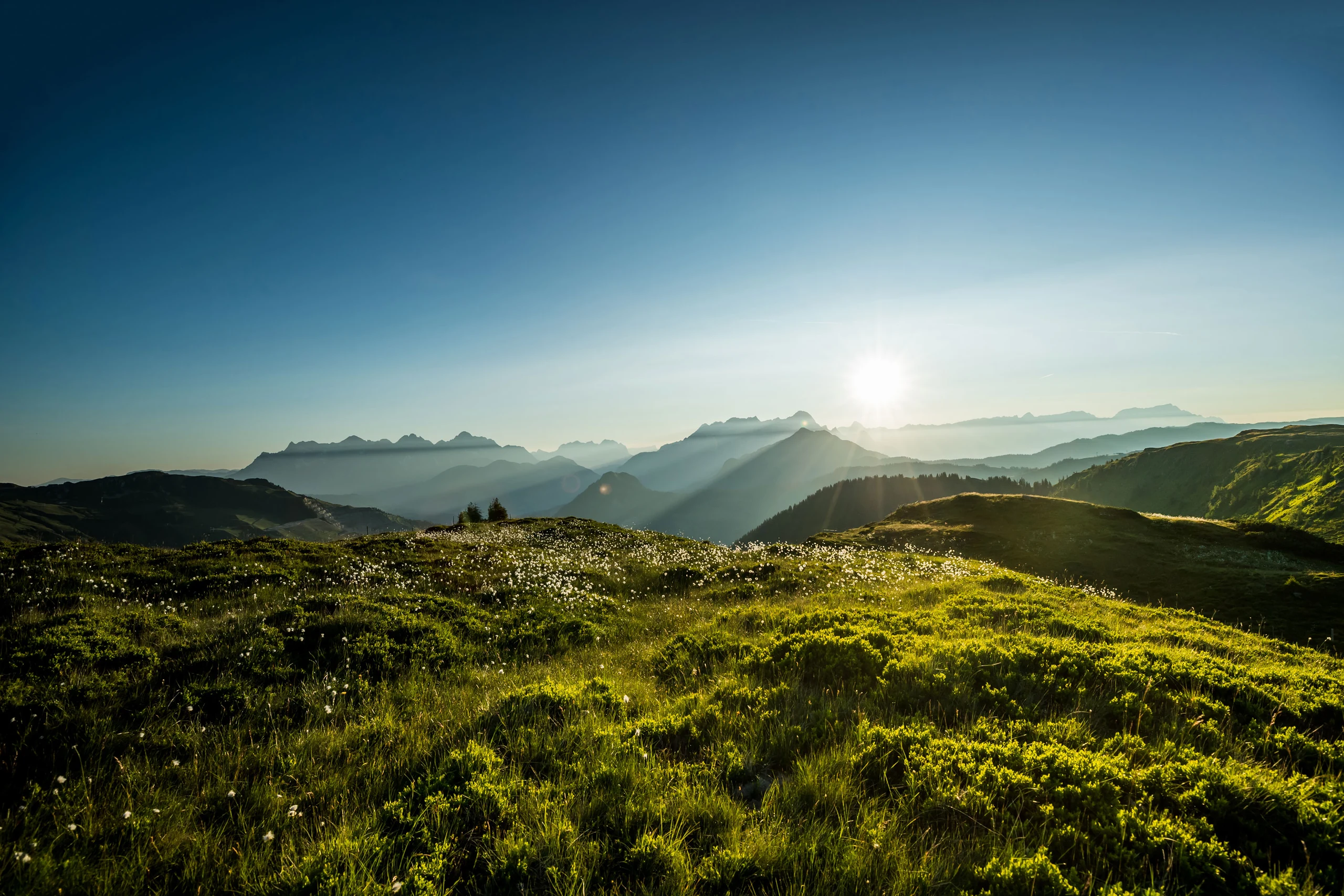 Sonnenaufgang über den Berggipfeln