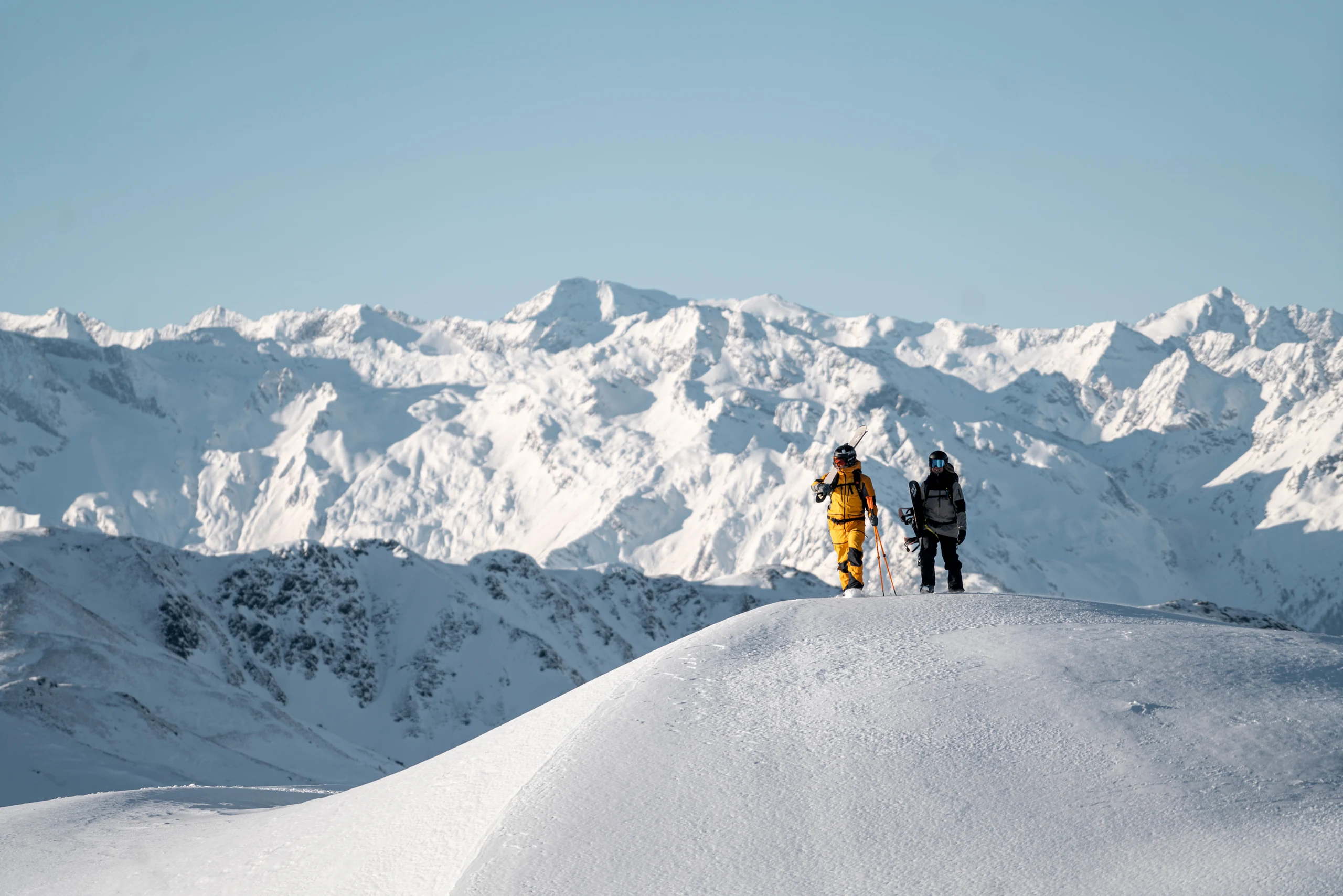 Wintersportler am Berggipfel