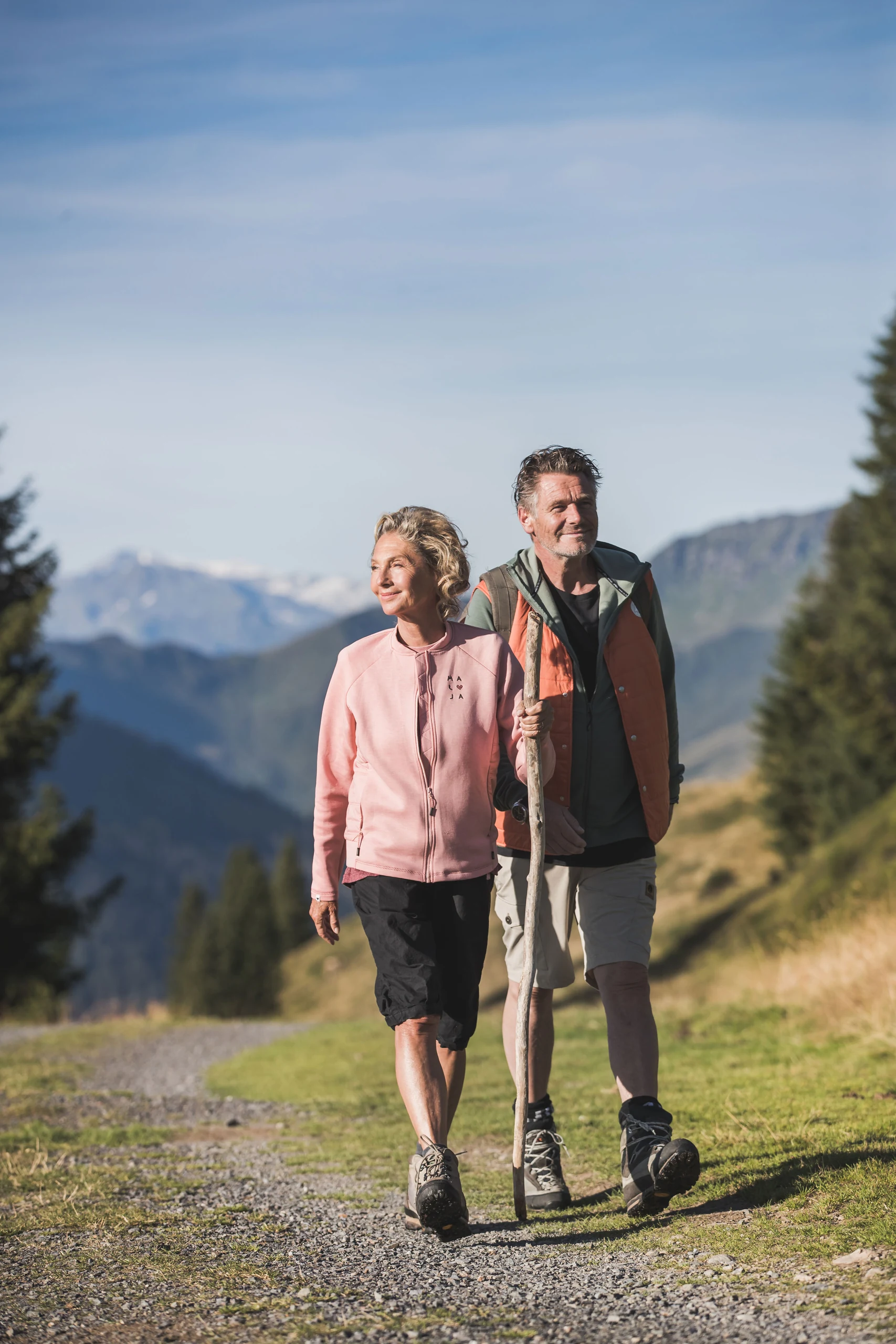 Paar auf einem Wanderweg