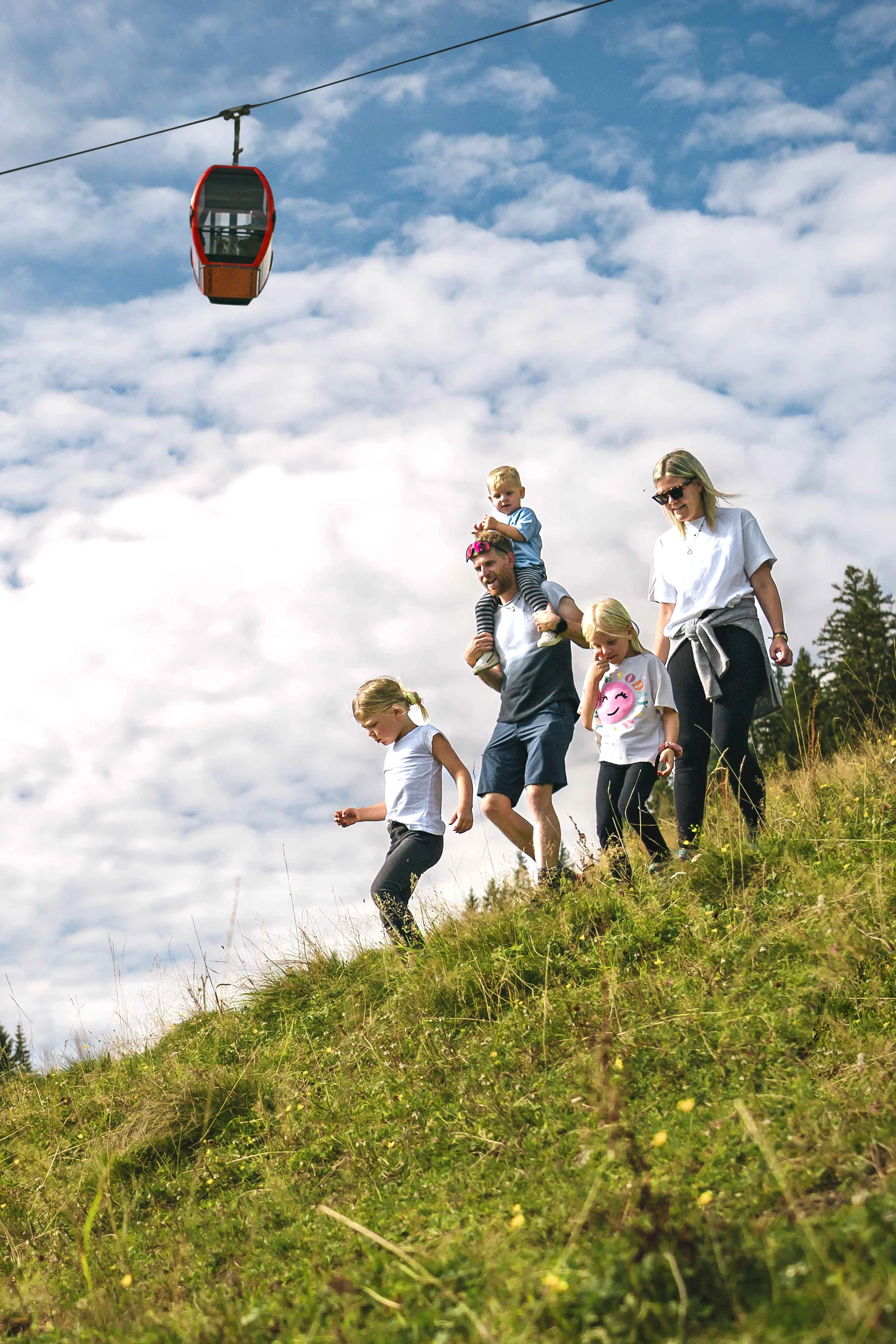 Familienwanderung in den Bergen von Saalbach Hinterglemm