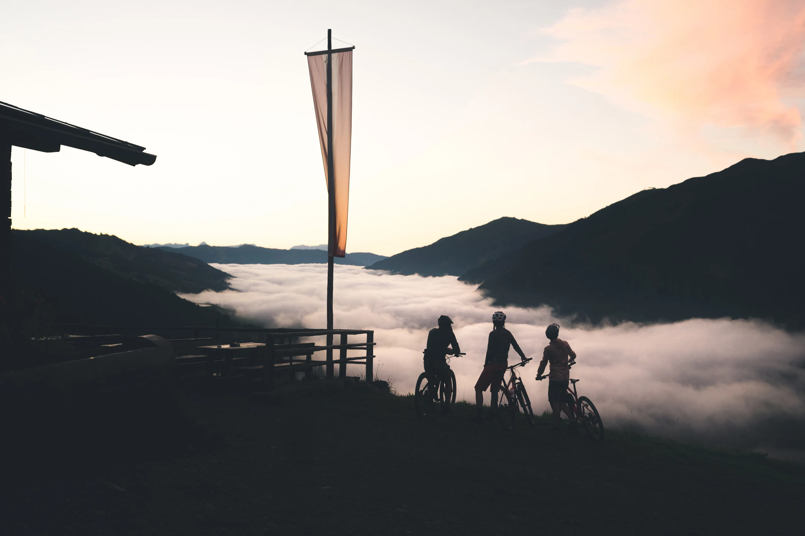 Mountainbiker im Sonnenuntergang