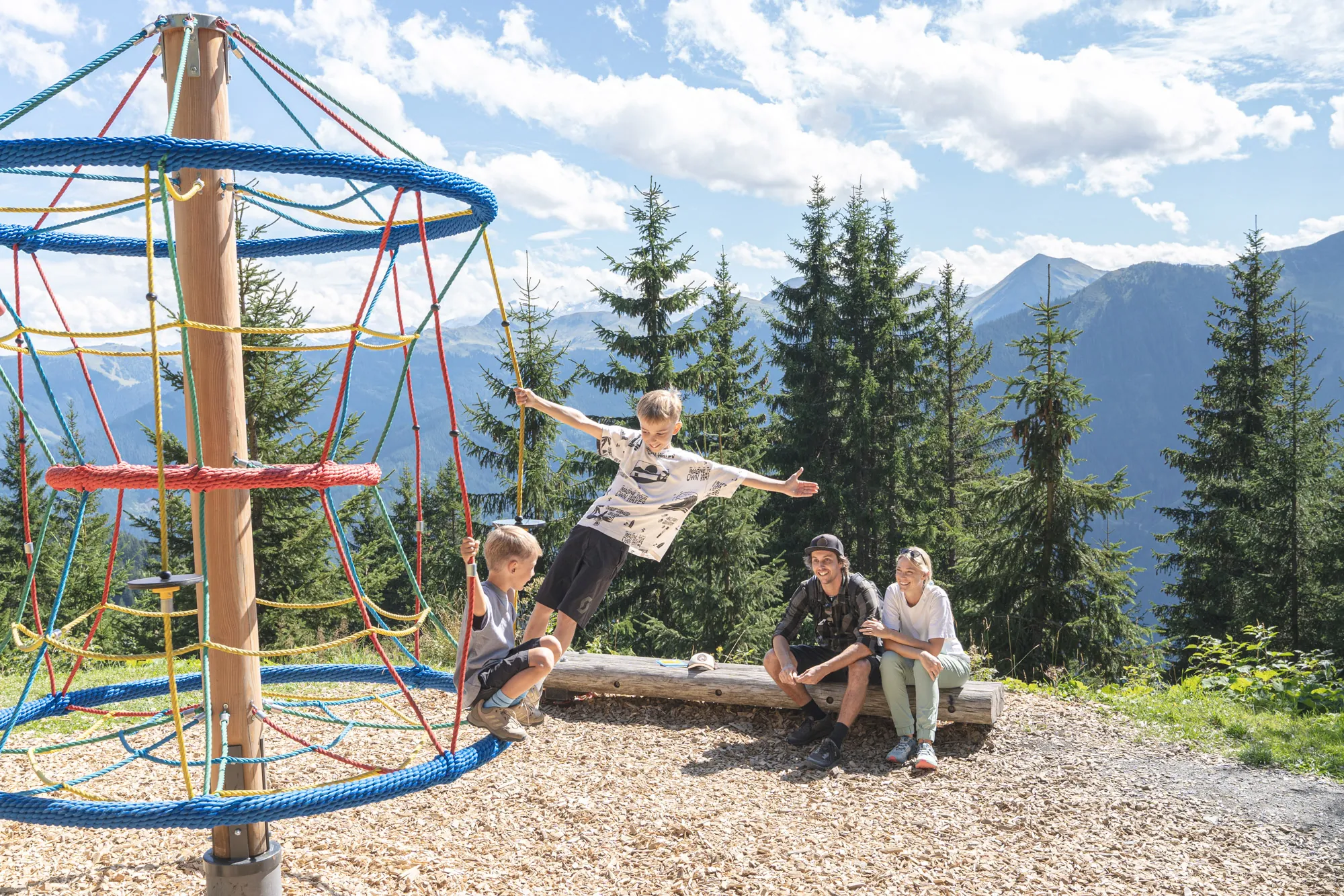 Kinder am Kletterspielplatz
