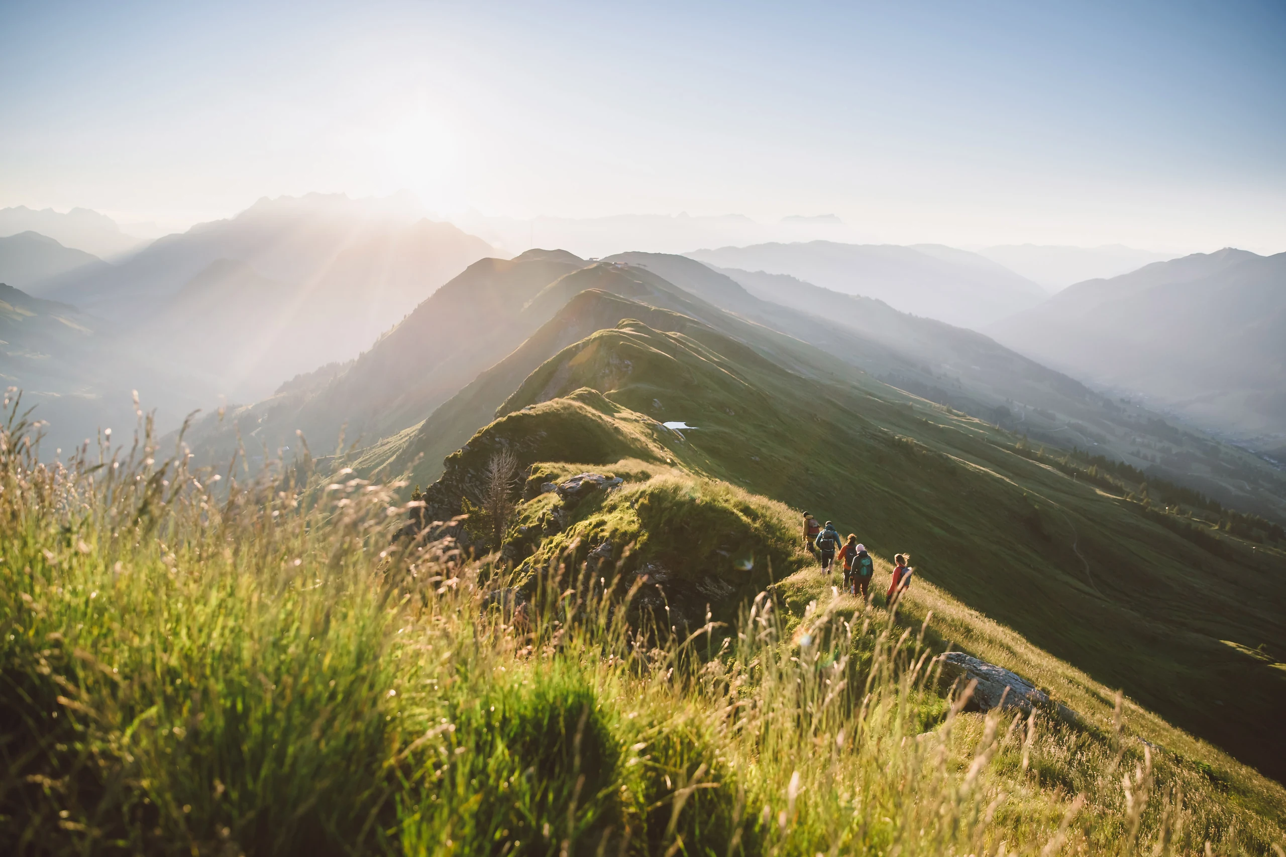 Wanderweg zwischen den Berggipfeln