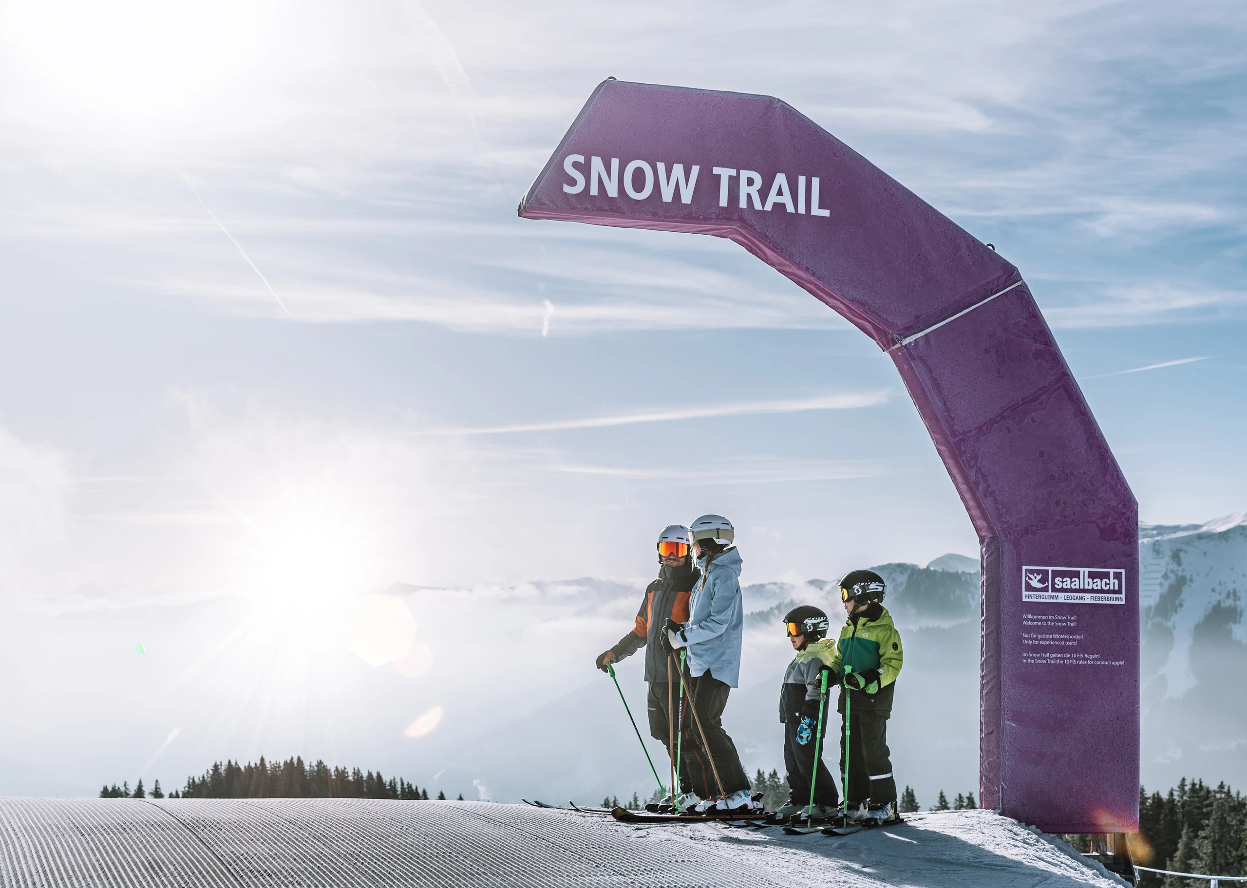 Familie am Eingang zum Snow Trail