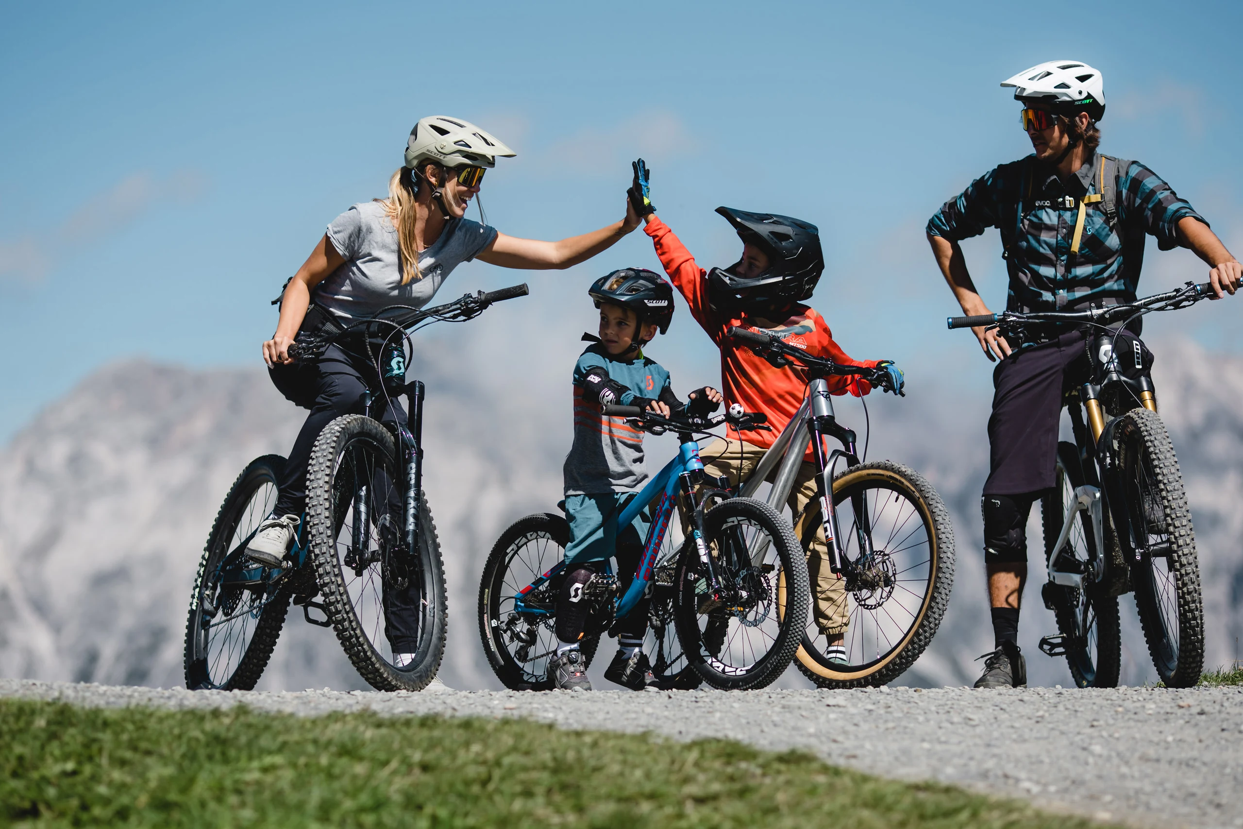 Familie mit Fahrrädern beim High-five