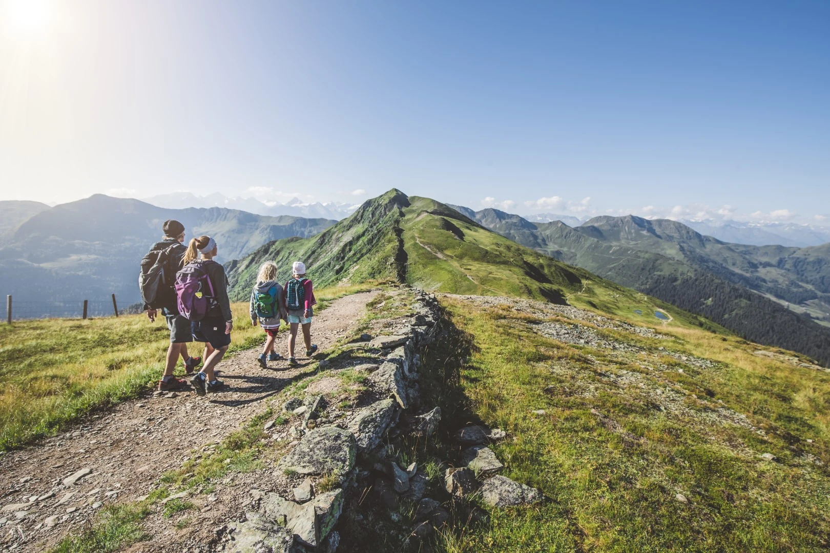 Familie beim Wandern am Berggrat