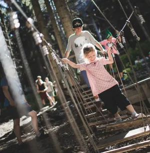 Mutter und Kind am Waldspielplatz